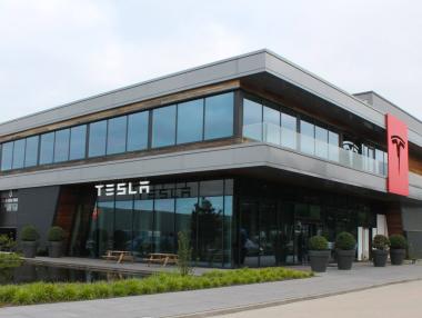 Tesla спешно прехвърля оборудване от Европа в САЩ