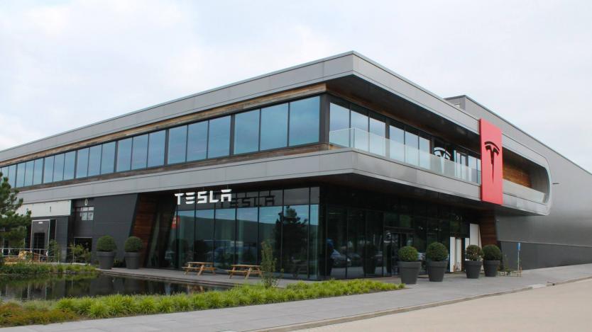 Tesla спешно прехвърля оборудване от Европа в САЩ