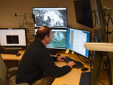 Бурята Алберто евакуира хиляди в Мексиканския залив