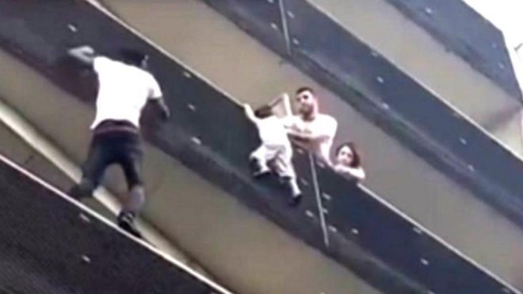 Мигрант спаси дете, висящо от 4-я етаж на сграда в Париж