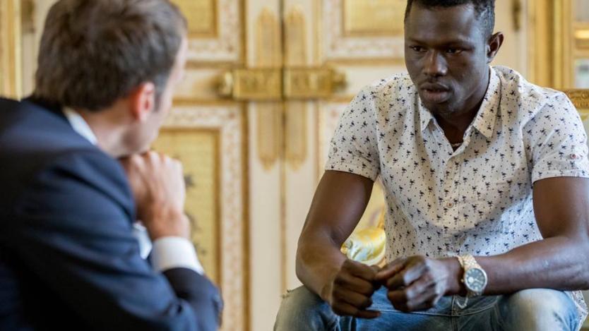 Мигрантът, спасил висящо от балкон дете, получава френско гражданство и работа в пожарната