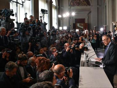 Еврото стигна 6-месечно дъно заради Италия