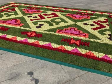 Килим от рози за европредседателството краси НДК