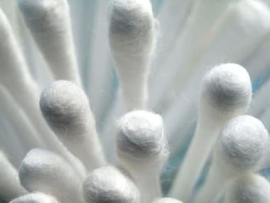 ЕК иска да забрани пластмасовите клечки за уши, прибори и балони