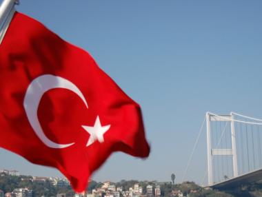 Курсът на турската лира остава нестабилен