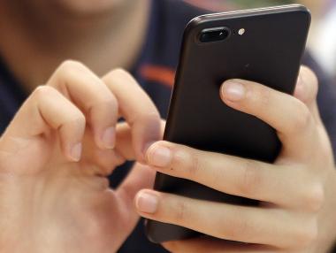 Растежът на смартфон пазара се забавя, средната цена скача с 10%