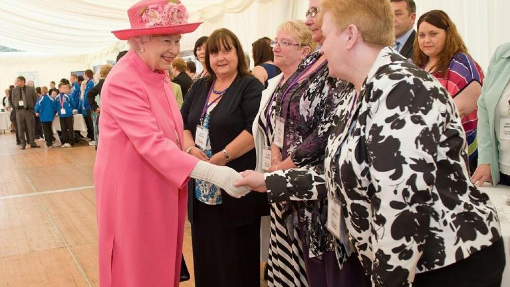 Защо Елизабет II винаги носи ръкавици за кралските си ангажименти