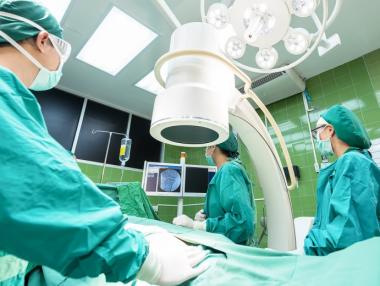 Над 70% от завършващите медици напускат България