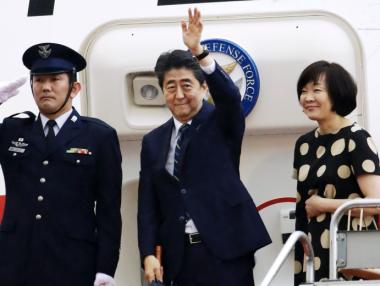 Тръмп приема японския премиер дни преди срещата си с Ким Чен-ун