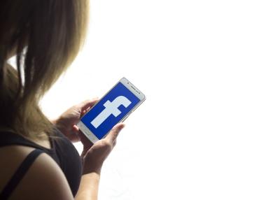 Съобщенията на 14 млн. потребители на Facebook станали публични заради грешка