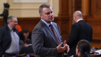 „Сега виждаме един разгромен Макрон, който лежи и пъшка, а около него една 60-годишна самодива го целува“