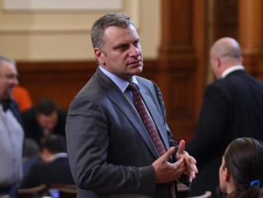 „Сега виждаме един разгромен Макрон, който лежи и пъшка, а около него една 60-годишна самодива го целува“