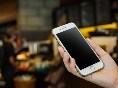 Apple призна, че търсенето на iPhone намалява