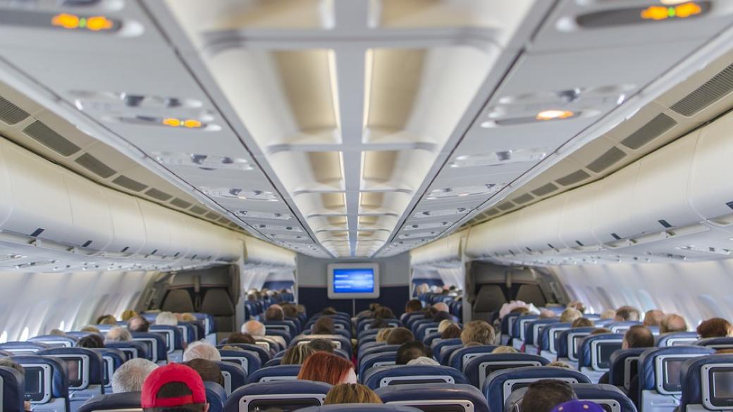 6 съвета как да спим удобно при пътуване със самолет