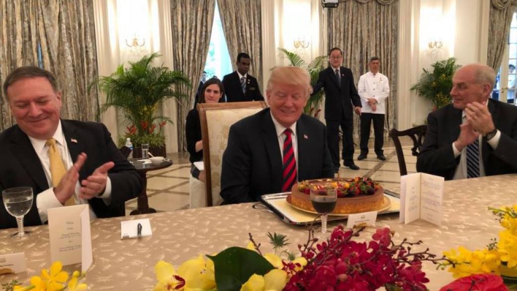 В Сингапур изненадаха Тръмп с торта преди рождения му ден