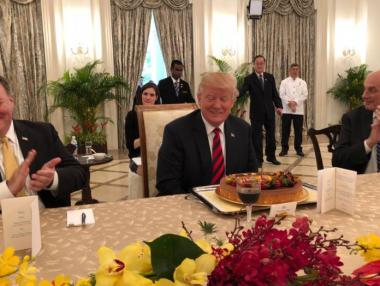 В Сингапур изненадаха Тръмп с торта преди рождения му ден