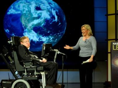 Радиосигнал понесе гласа на Стивън Хокинг в Космоса