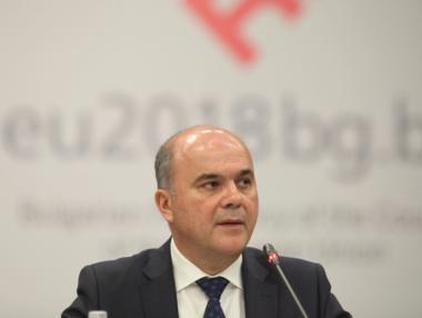 Бисер Петков иска да подаде оставка, но премиерът не му давал