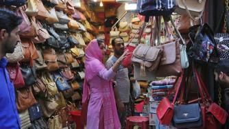 И Индия въведе вносни мита за американски стоки