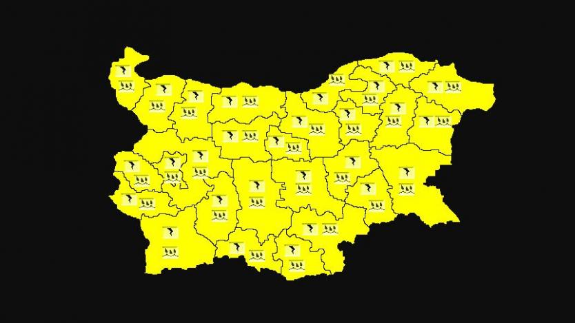 Опасни валежи в цялата страна днес