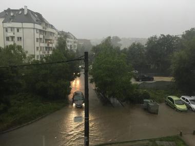 Проливен дъжд наводни столицата