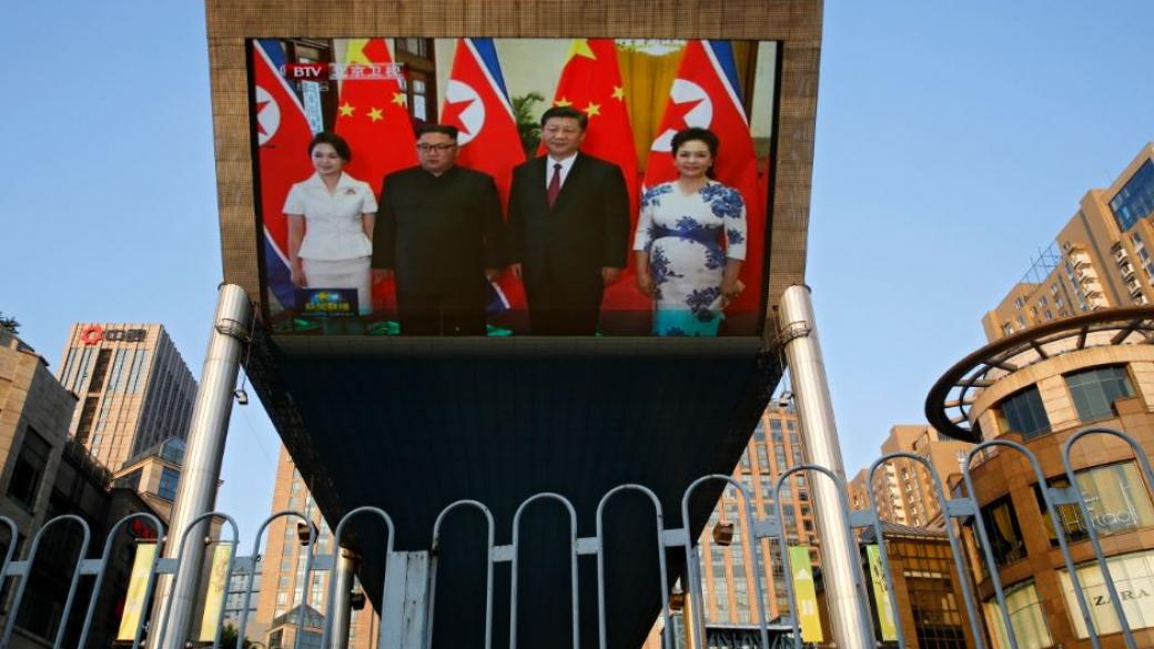 Си Цзинпин посрещна Ким Чен-ун с военни почести