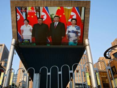 Си Цзинпин посрещна Ким Чен-ун с военни почести