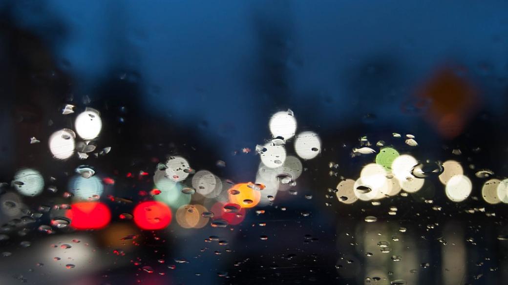 Съвети за безопасно шофиране при силен дъжд и наводнения