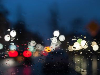 Съвети за безопасно шофиране при силен дъжд и наводнения