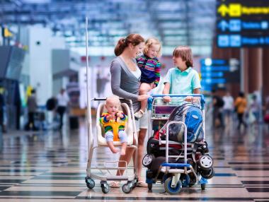 Дете в самолета – правила, документи и полезна информация