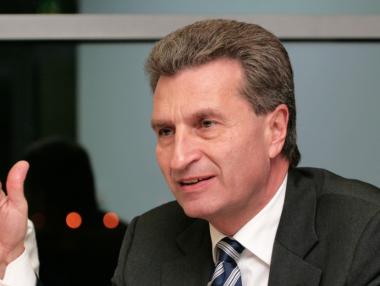 Йотингер: Целият ЕС трябва да е солидарен с България за мигрантите