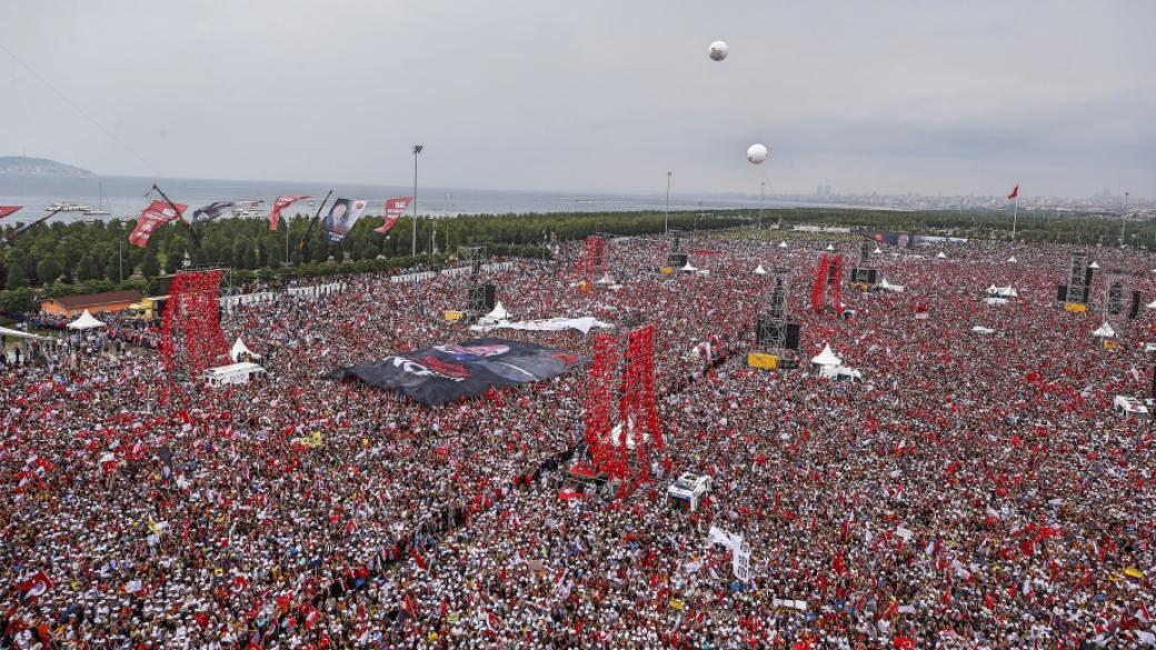 Икономиката е големият залог на утрешните избори в Турция