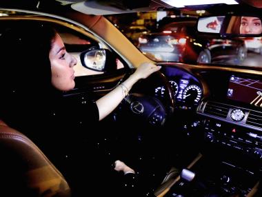 Жени в Саудитска Арабия вече карат автомобили свободно