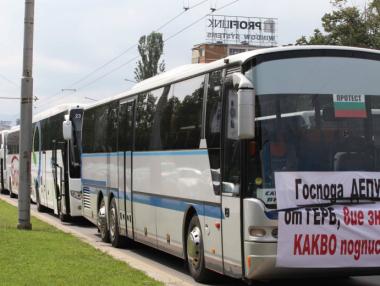 Автобусните превозвачи излязоха на протест днес