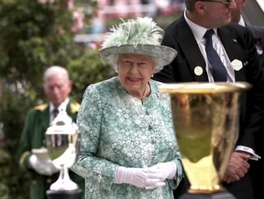 Британската кралица направи Brexit необратим