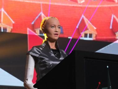 Sophia – роботът, който обикна София