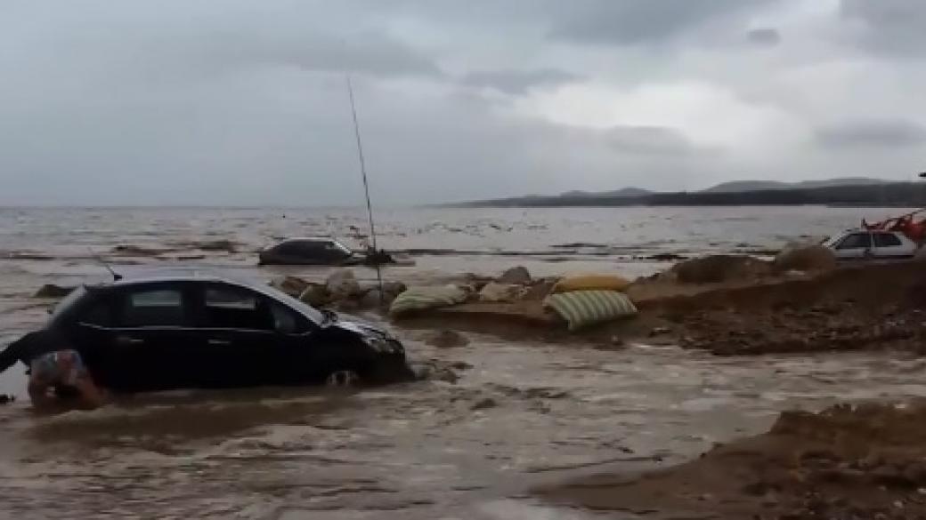 Обстановката на Халкидики се усложнява, улиците са под вода