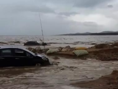 Обстановката на Халкидики се усложнява, улиците са под вода