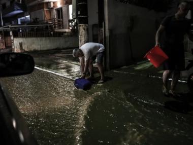 Гърция продължава да бедства след поройните дъждове