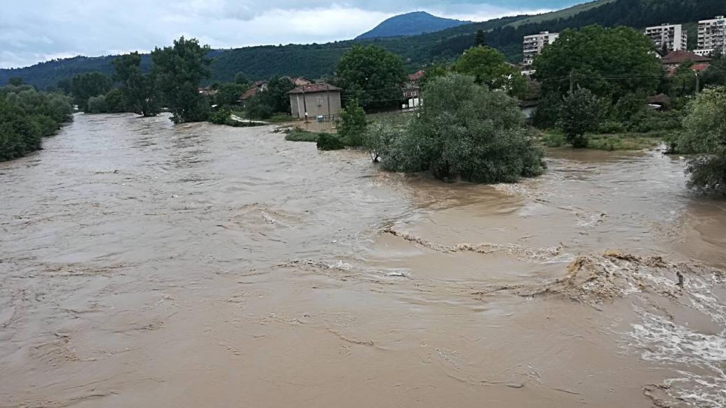 Придошлите води на Малък Искър заляха улици в Роман