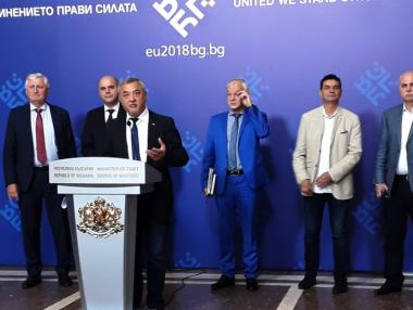 МОН иска трудови договори за учениците