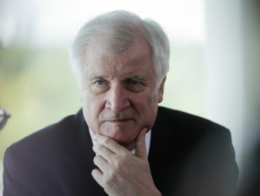 Хорст Зеехофер – „патриотичният“ трън в петата на Меркел