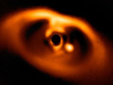 Учени за първи път заснеха раждането на нова планета