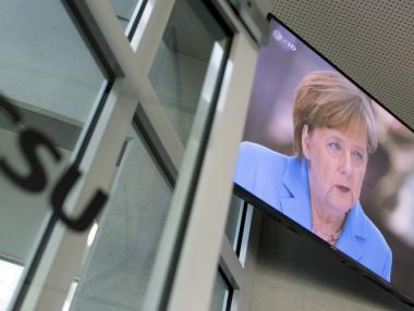 Мнозинството германци подкрепят Меркел срещу Зеехофер