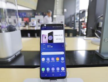 Модели на Samsung „сами“ пращат снимки на контактите в телефона