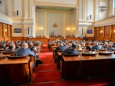 Без да минават в комисия, промените в медийния закон бяха приети в зала