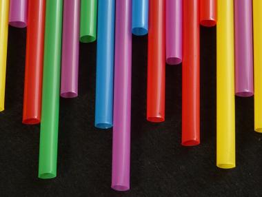 Lidl спира продажбата на пластмасови сламки и чини до края на 2019 г.