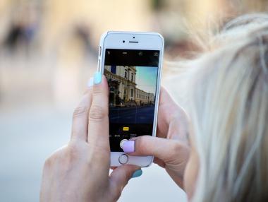 Арестуваха иранка, пуснала клипове в Isntagram без забрадка