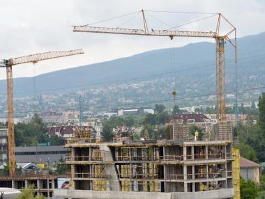 Строителството на сгради се увеличава, а на пътища – намалява