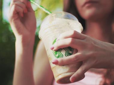 Starbucks премахва пластмасовите сламки от 2020 г.